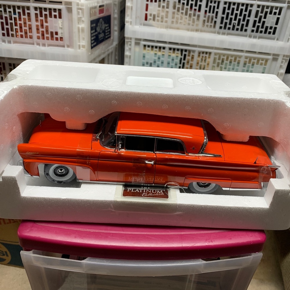 SUN STAR 1958 LINCOLN CONTINENTAL MKIII PLATINUM 1:18 RED.